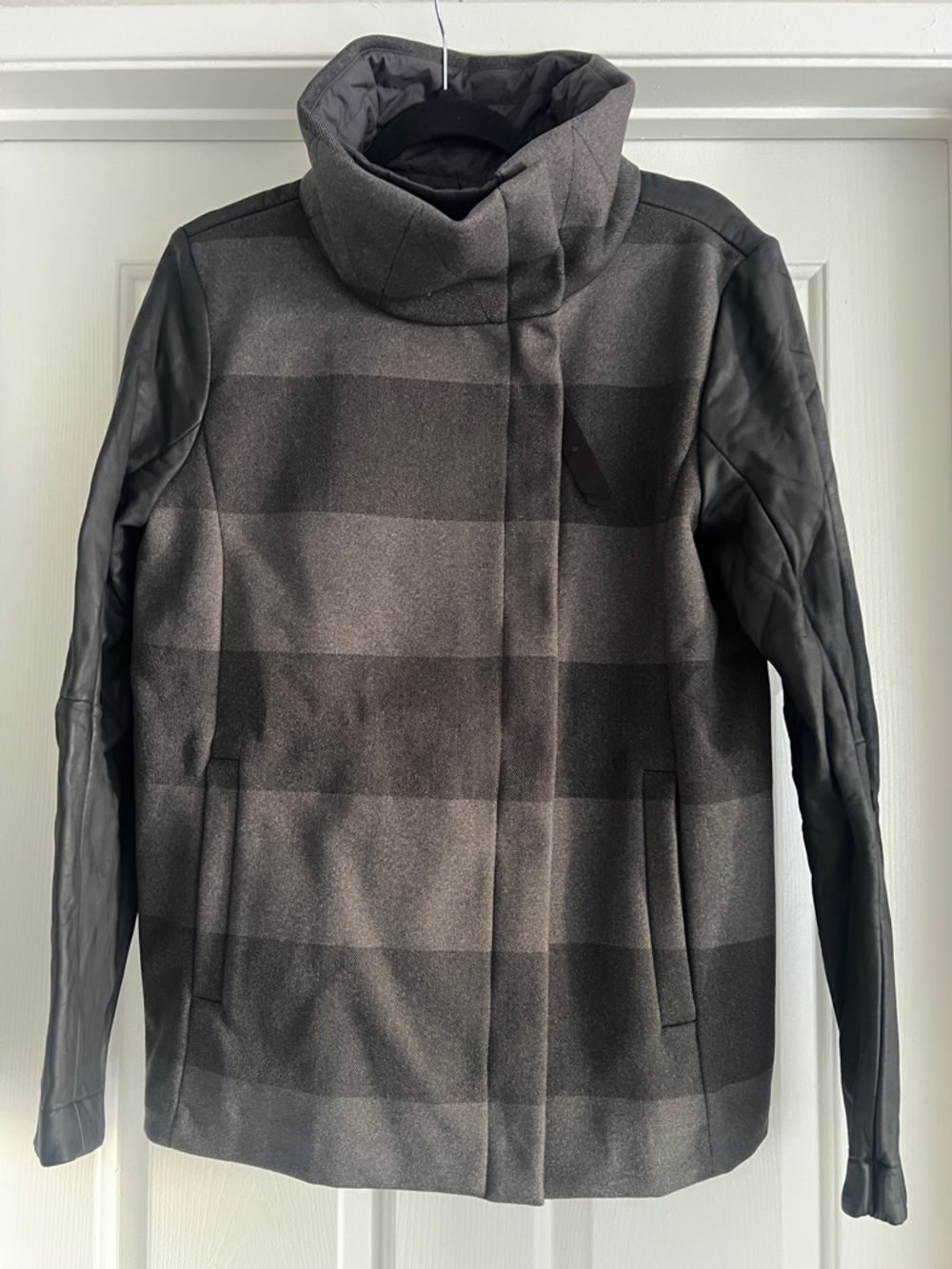 Lululemon Gray Black Striped Jacket with Black Sleeves - Women’s Sz 10 - NWOT